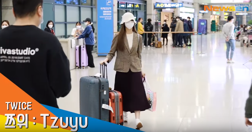 Tzuyu on arrive at Incheon Airport