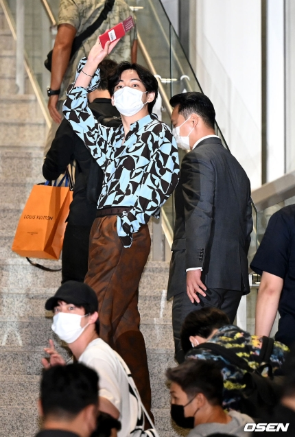 BTS V News / ʟᴀʏᴏ(ꪜ)ᴇʀ on X: My friend showed me itemized list of what  Taehyung wore to the airport & that man really knows how to coordinate  w/his MUTE Bag! He