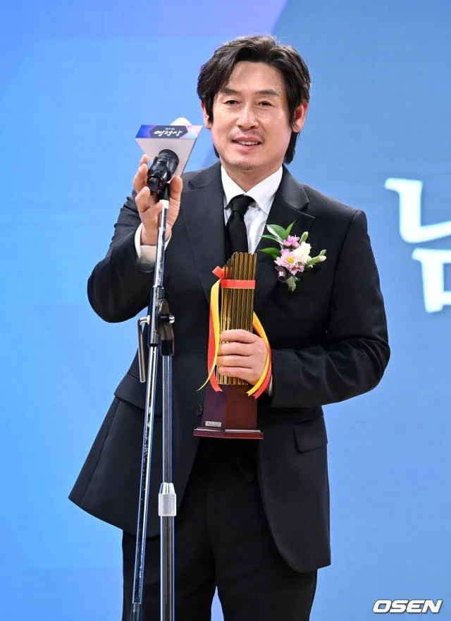 Best Leading Actor Sol Kyung Gu "The Book of Fish." The winners of the 41st Korean Association of Film Critics Awards in 2021 