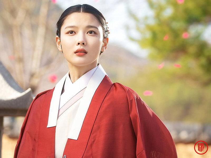 Walk with Historical Goddess Kim Yoo Jung in a Moonlight Tour | Twitter