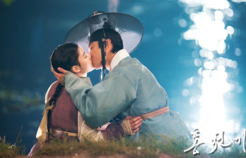 Lovers of the Red Sky filming locations: Ha Ram and Cheon Gi kissing at Gyeongsan Bangokji Reservoir
