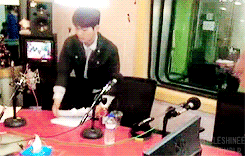 SHINee Onew tidying up after radio show