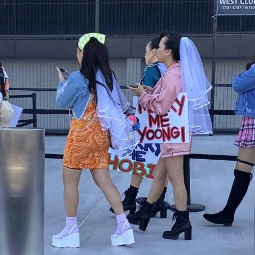 ARMYs bringing "Marry Me Yoongi" and "Marry Me Hobi" to BTS concert