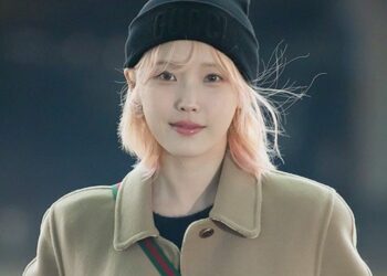 IU signature airport fashion pink blonde hair