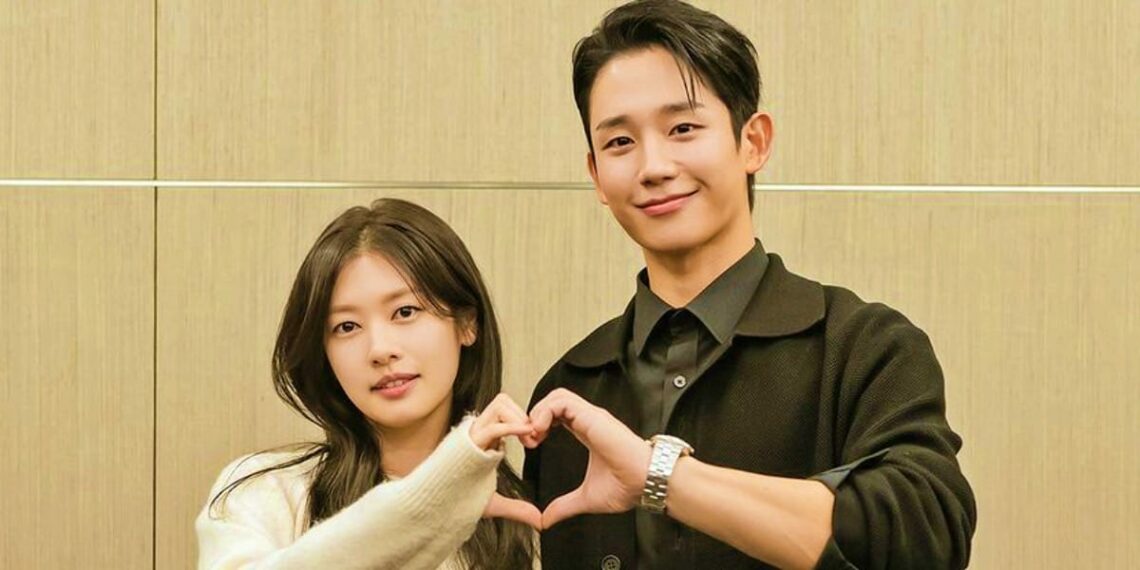 Sneak Peek: Jung Hae In, Jung So Min, and More Cast Gather for New Drama “Love Next Door” Table Read