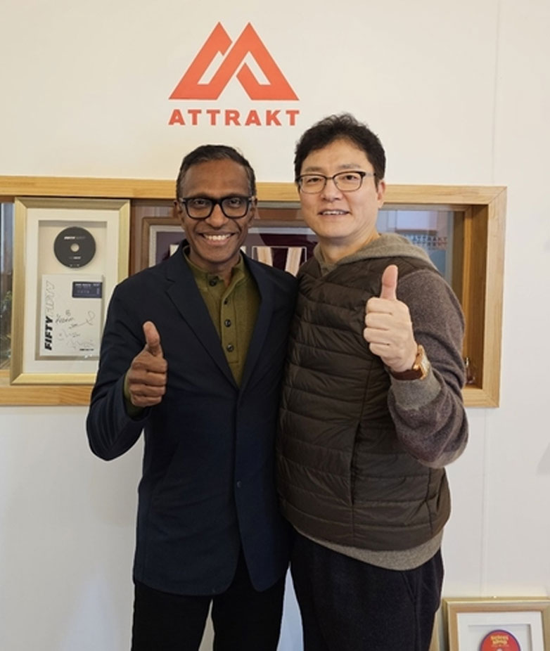 Shridhar Subramaniam, President of Sony Music Entertainment Asia & Middle East (left), and Hongjun Jeon, CEO of Attract (right). | Yonhap