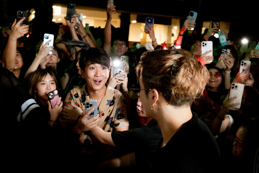 Jackson Wang visits Under the Castle Haunted House at Universal Studios Singapore