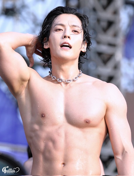 BTOB Minhyuk armpit and abs at Seoul Waterbomb Festival 2024