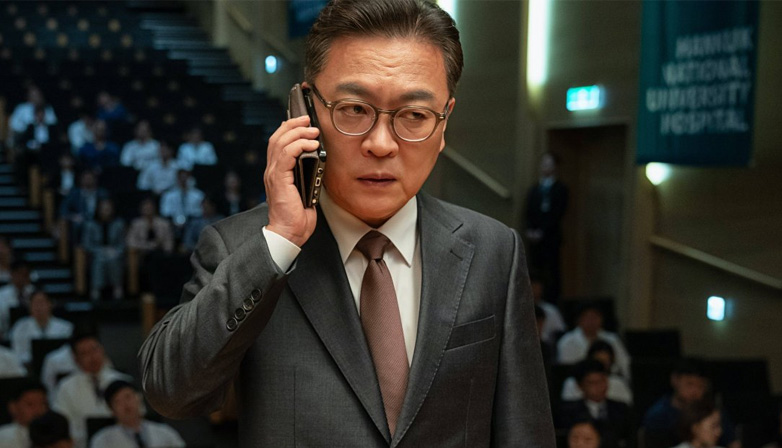 Kim Eui Sung as the hospital director. | Netflix