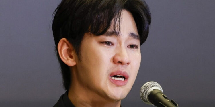 Kim Soo Hyun crying at the press conference. | Naver