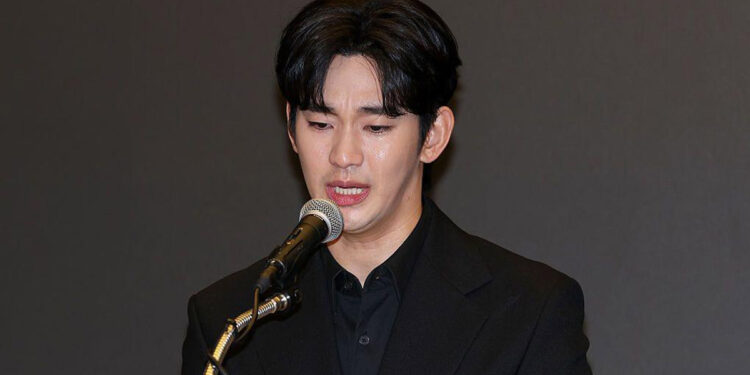 Kim Soo Hyun at his press conference on dating scandal. | Naver
